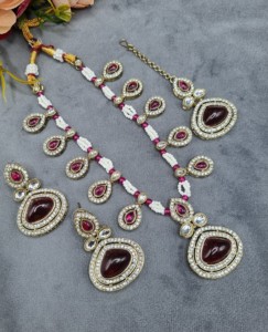 Exquisito conjunto de collar de perlas con piedras talladas en trillón, aretes y mangtika para mujer, joyería de diseño de moda al por mayor. - Product Image 4