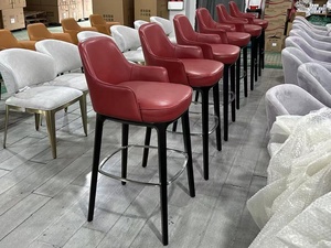 Taburete de Bar Moderno de Lujo en Cuero PU Color Vino Tinto, Silla de Barra Tapizada con Respaldo Alto de Madera Maciza y Reposapiés para Hogar, Bar y Hotel - Product Image 2