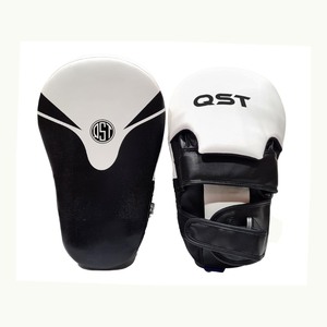 Pads de frappe QST en cuir de vachette, design incurvé, équipement d'entraînement durable pour la boxe et le Muay Thai, mitaines de frappe. - Product Image 4