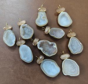 Colgante de Geoda de Cristal Natural de Alta Calidad con Gema Ojo de Gato Melocotón y Baño de Oro de 18k para Fabricación de Joyería DIY - Product Image 4