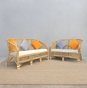 Conjunto de sofá y sillón de mimbre natural con respaldo arqueado, con cojines color crema y mesa redonda, disponible a precios de mayorista. - Product Image 2