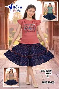 Conjunto de dos piezas para niñas de proveedor indio: Ropa infantil moderna e informal con top elegante y falda a juego en oferta - Product Image 2