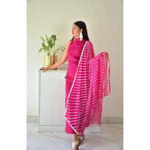 Conjunto de Traje de Satén con Cuello Alto Color Vino, Talla XS - Product Image 1