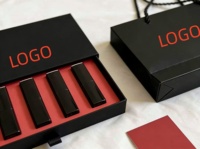 L'usine propose une nouvelle gamme de rouges à lèvres fins en tube, en coffret de cinq pièces, résistants à l'eau et préservant la couleur.