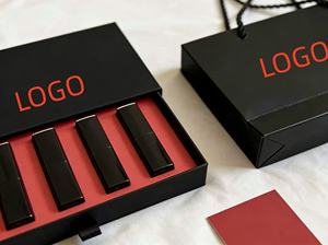 La fábrica ofrece una nueva línea de lápices labiales de tubo fino en un set de cinco piezas, con resistencia al agua y retención del color. - Product Image 2