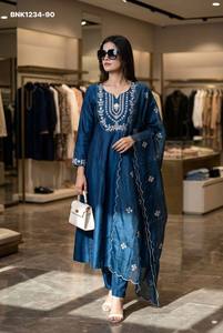 Última Colección, Nueva Variedad de Conjuntos de Kurti-Pant y Dupatta de Seda Chanderi con Bordado en Línea A, Moda Femenina de Fabricante - Product Image 4