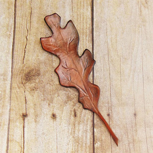 Marcapáginas de lujo de cuero con diseño de hoja de arce, con ilustraciones inspiradas en el otoño y artesanía de primera calidad a un precio razonable. - Product Image 4