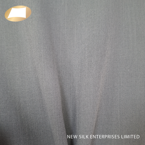Tissu sergé tissé en 96 % polyester et 4 % élasthanne, avec une belle poignée, très demandé pour les chemises - Product Image 5