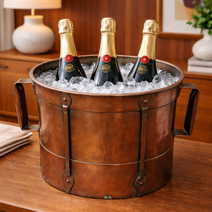 Grande cuve à boissons en cuivre martelé, seau à glace antique, refroidisseur à vin avec sangles rivetées, bassin à glace en métal rustique pour les fêtes - Product Image 1