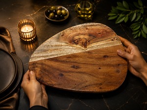 Planche à découper ronde en bois artisanale, planche à découper en bois naturel, planche de service pour la cuisine, le restaurant et la maison - Product Image 2