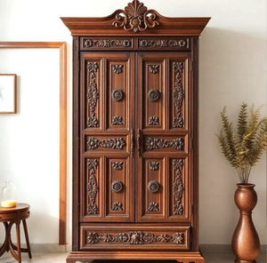 Armoire en bois doré antique de style régale, avec panneaux texturés et portes miroir, disponible à prix de gros. - Product Image 6