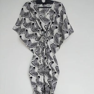 Vestido Kaftan de Algodón con Estampado de Cebra Hecho a Mano en India, Ligero, para Playa - Product Image 1