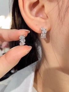 Boucles d'oreilles clous classiques en or 14 carats avec diamant de laboratoire en forme de poire de 2 carats, certifiées IGI, bijoux floraux de mariée, collection Apricot Jewels - Product Image 6