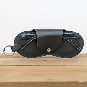 Funda de cuero genuino hecha a mano para anteojos, accesorio de bolsillo con en varios colores para elegir - Product Image 1