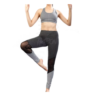 Ensemble de yoga 2 pièces pour femme : Leggings taille mi-haute avec empiècements en maille respirants et séchage rapide, et brassière de sport dos nageur écologique longueur genou - Product Image 1
