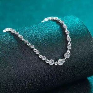 Pulsera de tenis clásica con moissanita de corte brillante redondo y engaste de bisel, dije de plata 925 para uso diario femenino - Product Image 1