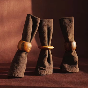 Anneaux de serviette en bois haut de gamme faits à la main, style américain, finition lisse, forme ronde, accessoires de table pour maisons élégantes - Product Image 1