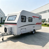 Caravane familiale moderne avec intérieur spacieux, remorque de camping légère pour les voyages sur route et les excursions en plein air