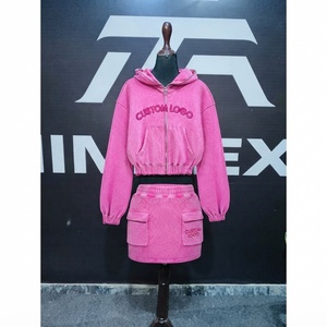 Ensemble deux pièces décontracté pour femme : crop top rose en polaire à capuche et jupe assortie, coupe ample avec logo brodé - Product Image 1