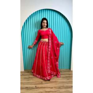 Vestido de Novia de Diseñador, Elegante Lehenga Choli con Trabajo en Papel Metálico para Fiestas - Product Image 4