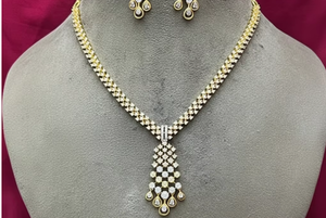 Ensemble collier et boucles d'oreilles en imitation perle plaqué or de qualité supérieure pour fiançailles, mariage et soirée - Bijoux tendance pour femmes - Product Image 2