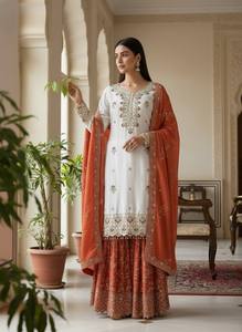 Kurta en coton blanc brodé avec dupatta et jupe orange, tenue ethnique traditionnelle indienne et pakistanaise pour femmes, longueur au sol. - Product Image 4