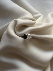 Anillo de diamantes en oro blanco de 14k con moissanita de corte ovalado y esmeralda, joyería elegante, brillo atemporal, brillante, duradero y a la moda. - Product Image 2