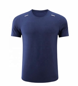 T-shirt de gymnastique pour hommes personnalisé en polyester à manches courtes léger et coupe ajustée pour la course à pied - Product Image 1