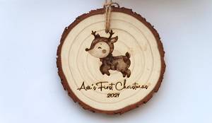 Ornement de Noël personnalisé pour bébé : tranche de bois gravée - Product Image 1