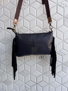 Bolso de mano de cuero de vaca con flecos y grabados de diseño único para mujer, elegante cartera negra, bolso cruzado - Product Image 4