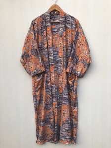 Kimono de Seda Hecho a Mano en India, Estampado Floral, Cuello en V, Cierre con Cordón, Largo, Manga Larga, Suave, para Playa o Fiesta, Venta al Por Mayor - Product Image 3