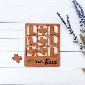 Jeu de société en bois Tic-Tac-Texas avec bottes de cowboy et formes du Texas gravées, décoration de table faite à la main - Product Image 1