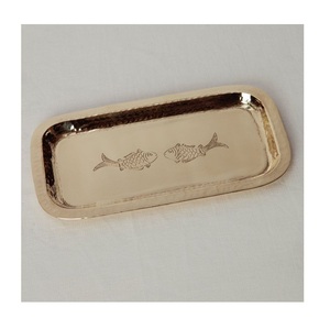 Plateau décoratif rectangulaire en laiton finition or élégante, motif poisson artisanal, plateau à bijoux et plateau de service à café en laiton avec design poisson. - Product Image 1