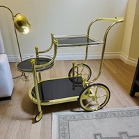 Chariot de bar contemporain en laiton au design moderne et élégant pour hôtel, cave à vin, cuisine, salle de sport, usage commercial, service de boissons, salle à manger