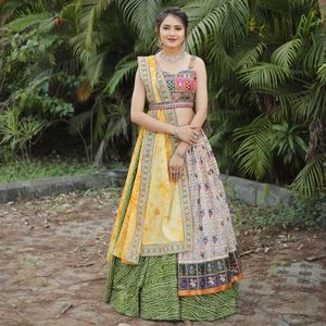 Lehenga choli ผ้าฝ้ายพิมพ์ดิจิตอลออกแบบด้วย dupatta สีเหลือง - Product Image 1