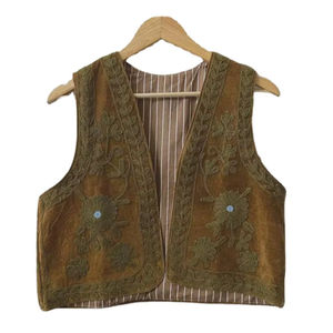 Chaleco étnico de terciopelo Suzani, bordado a mano, estilo bohemio, sin mangas, chaleco llamativo, regalo para ella, prenda exterior bohemia, chaleco para usar en capas. - Product Image 1