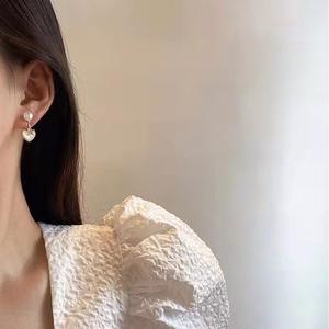 ต่างหูมุกน้ำจืดทรงหัวใจ ดีไซน์เรียบหรู ใช้ได้หลากหลาย พร้อมเข็มเงินแท้ 7-8 ชั้น - Product Image 4