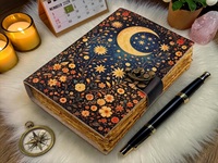Carnet en Cuir Celestial Moon Grimoire Wiccan Pagan - Journal à Motifs de Lune Croissante et de Fleurs avec Serrure, Fait Main, Cadeau, 200 Feuilles, Herbes