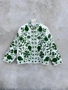 Veste courte ethnique en coton blanc brodée Suzani bohème pour femme, motif floral vert - Product Image 3