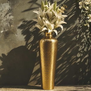 Jarrón de suelo de lujo con acabado martillado dorado, decorado con elegantes tulipanes artificiales blancos y detalles de hojas de olivo verdes. - Product Image 3