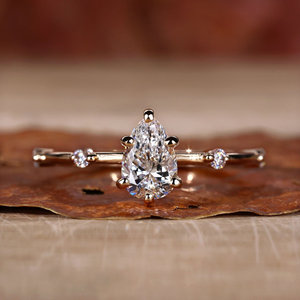 Bague de fiançailles en moissanite taille poire, bague solitaire minimaliste en or rose, bague de mariée pour femme, bijoux de mariage - Product Image 1
