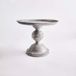 Base redonda de metal para tartas, perfecta para una presentación equilibrada de postres clásicos y un estilo elegante de mesa. - Product Image 1