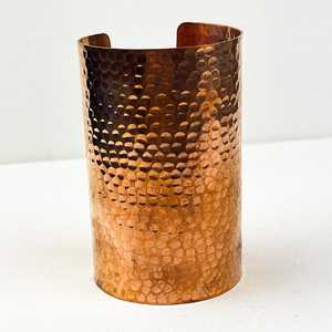 Brazalete Terapéutico de Cobre Puro, Elegante y Largo, Martillado a Mano, para Alivio del Dolor y Curación, Unisex, Ajustable y Estilizado - Product Image 2