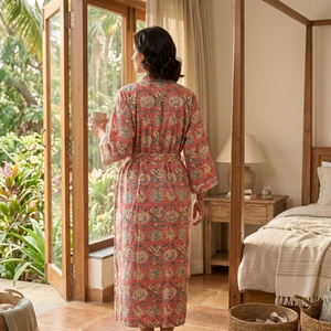Kimono artisanal en coton rose à fleurs |   Robe de chambre à manches longues et col en V pour femme |   Robe longue en pur coton avec cordon de serrage, un chef-d'œuvre - Product Image 4