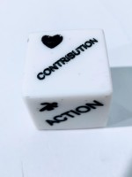 Dés de jeu en résine faits à la main, designs personnalisés pour les jeux d'enfants.