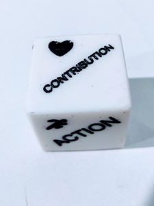 Dados de resina hechos a mano con diseños personalizados para juegos infantiles. - Product Image 6