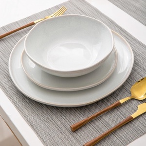 Ensemble d'assiettes en céramique blanches comme neige, finition mate douce, style minimaliste élégant, résistantes aux éclats, empilables, idéales pour les repas - Product Image 3