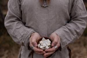 ลูกเต๋าทำมือคุณภาพสูงจากกระดูกควายธรรมชาติ รูปทรงลูกบาศก์ สำหรับเกมไวกิ้งในร่ม - Product Image 2