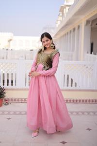 Vestido Largo de Terciopelo Mal Chanderi con Cuentas y Lentejuelas Bordadas - Estilo Moderno para Bodas, Diwali y Bailes de Graduación - Product Image 5