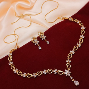 Collier délicat en forme de vigne dorée avec des accents floraux en cristal. Pure élégance, disponible à prix de gros. - Product Image 1